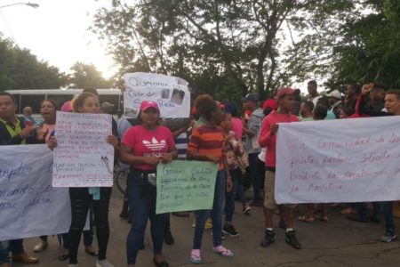 Moradores de comunidad en Fantino protestan en demanda del arreglo de calles