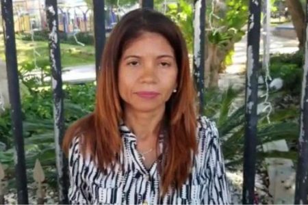 Mujer denuncia desconocidos la interceptaron y robaron su vehículo en carretera Navarrete- Villa Nueva