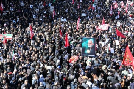 Una estampida causa más de 50 muertos durante el funeral de Soleimaní en Irán