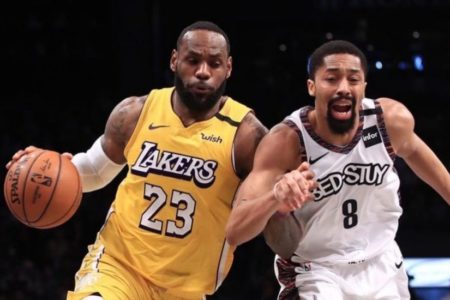 James logra triple-doble, marca de equipo, triunfo y más cerca de Kobe