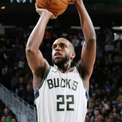 Khris Middleton logra 51 puntos para los líderes Bucks