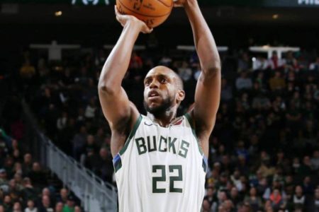 Khris Middleton logra 51 puntos para los líderes Bucks