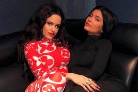 Rosalía y Kylie Jenner juegan a que están comprometidas