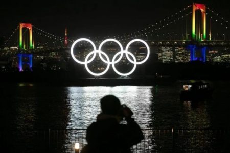 Tokio enciende unos aros olímpicos seis meses antes de que empiecen los JJOO