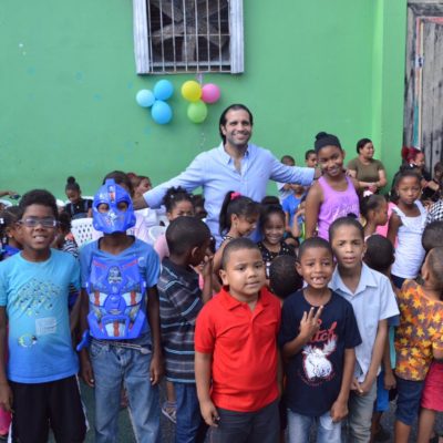 LUIS ESTRELLA CANDIDATO A REGIDOR POR FUERZA DEL PUEBLO COMPARTE CON NIÑOS DE SAN CARLOS DÍA DE LOS SANTOS REYES