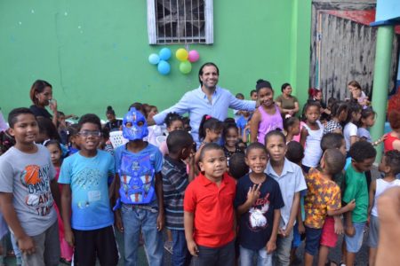 LUIS ESTRELLA CANDIDATO A REGIDOR POR FUERZA DEL PUEBLO COMPARTE CON NIÑOS DE SAN CARLOS DÍA DE LOS SANTOS REYES