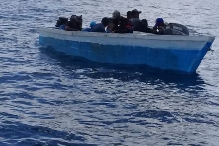 Armada informa frustró tres viajes ilegales hacia PR; apresa 27 personas en operativos