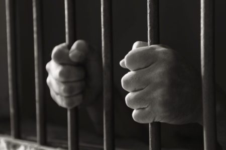 Dictan 20 años de prisión a hombre acusado de violar a una sobrina menor
