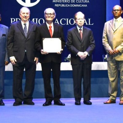 Entregan Premio Nacional de Literatura 2020 a León David