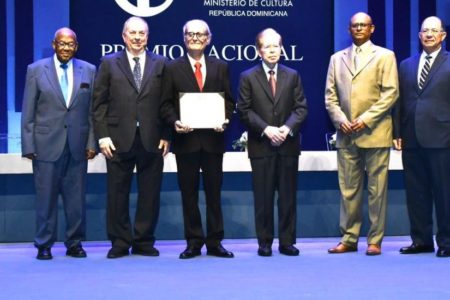 Entregan Premio Nacional de Literatura 2020 a León David