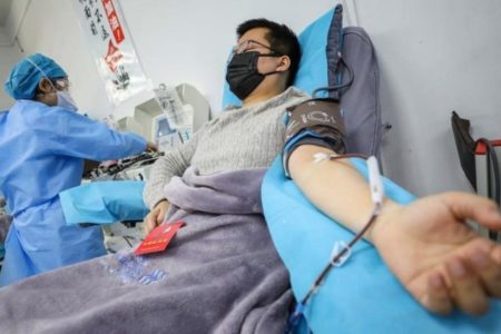 Algunos curados vuelven a dar positivo en China, aunque nuevos casos bajan
