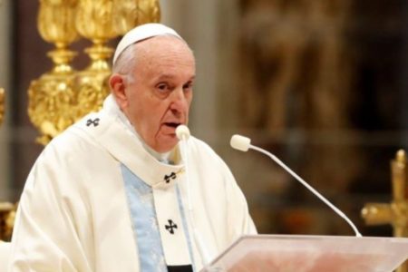 El papa pide a católicos españoles “que no tengan miedo de patear las calles”