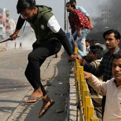 Elevan a 7 los muertos en las protestas de Delhi durante la visita de Trump