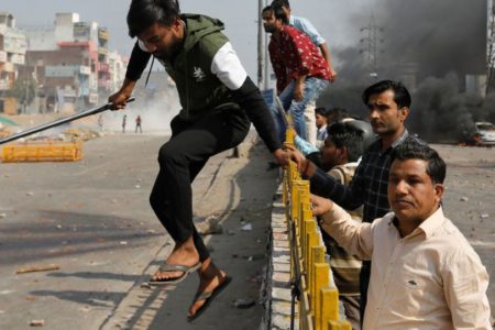 Elevan a 7 los muertos en las protestas de Delhi durante la visita de Trump