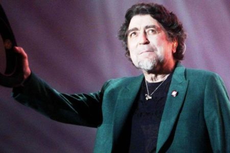 Joaquín Sabina evoluciona “favorablemente” a las 24 horas de su intervención