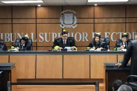 TSE se declara incompetente de conocer recurso interpuesto contra presidente Medina e Iris Guaba