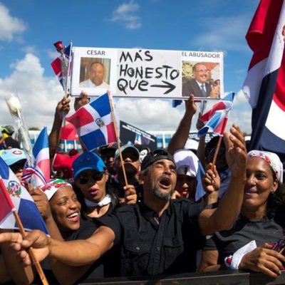 Luto reivindicativo, música y civismo. Así protestan miles de dominicanos