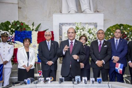 JCE realiza Ofrenda Floral ante el Altar de la Patria por 176 Aniversario de Independencia Nacional