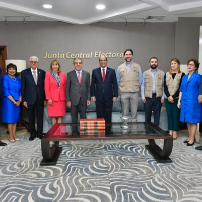 Pleno JCE recibe a representantes de Misión de Observación Electoral de OEA para las Elecciones Municipales