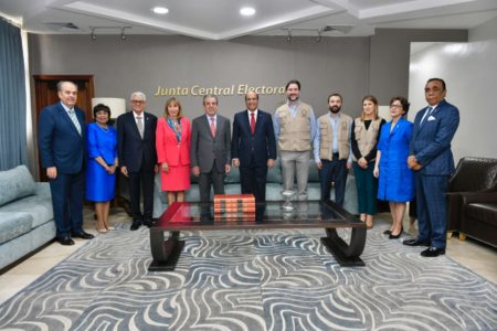 Pleno JCE recibe a representantes de Misión de Observación Electoral de OEA para las Elecciones Municipales