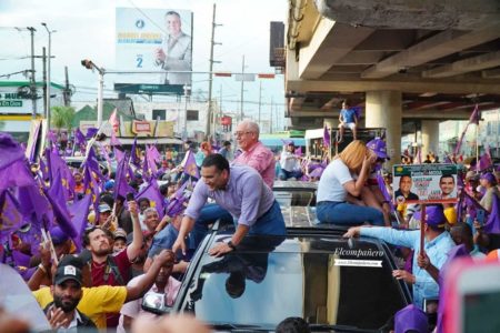 Luis Alberto retoma contacto con electores de Santo Domingo Este.