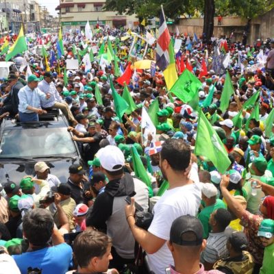 Fuerza del  Pueblo, PRM y partidos aliados leen  manifiesto que procura respeto a la  democracia e institucionalidad del país.