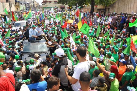 Fuerza del  Pueblo, PRM y partidos aliados leen  manifiesto que procura respeto a la  democracia e institucionalidad del país.