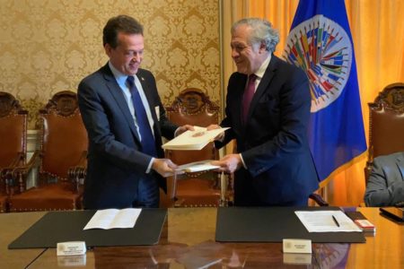 Ito Bisonó firmó en OEA acuerdo de cooperación internacional con Almagro