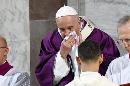 El papa continúa resfriado y suspende de nuevo una audiencia