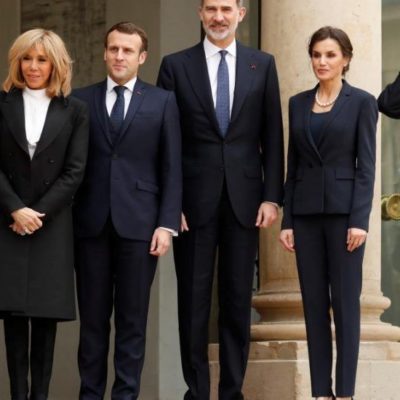 Macron y su esposa reciben a los reyes de España sin estrecharse la mano