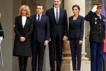 Macron y su esposa reciben a los reyes de España sin estrecharse la mano