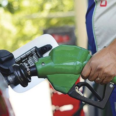 Bajan precios de combustibles entre RD$11.60 y RD$11.20