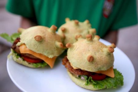 Hamburguesas con forma de coronavirus para combatir el miedo a la epidemia