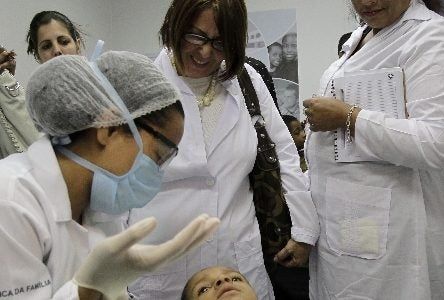 Brasil convoca médicos cubanos por Covid-19