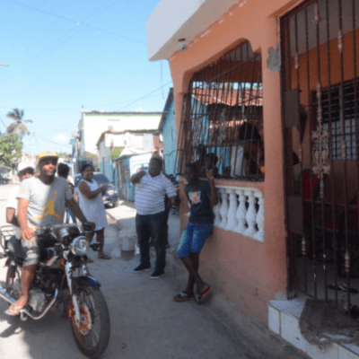 Cuarentena en Santo Domingo: unos la acatan, otros no pueden