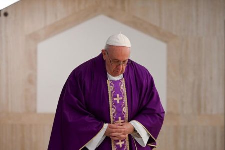 El papa reza por «los ancianos que están solos y con miedo» por coronavirus