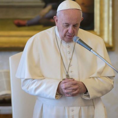 El papa dona 30 respiradores a hospitales italianos para crisis de COVID-19