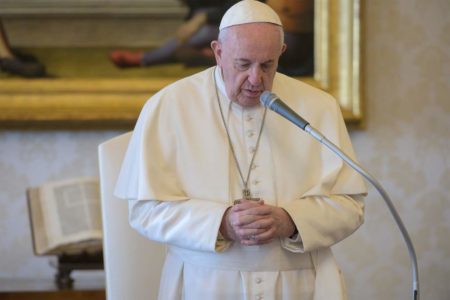 El papa dona 30 respiradores a hospitales italianos para crisis de COVID-19