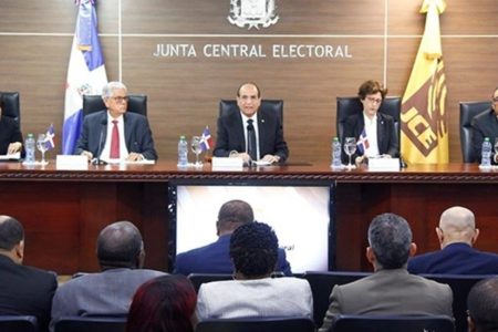 JCE autoriza delegados políticos graben el conteo de votos en colegios electorales
