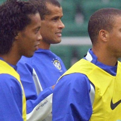 Ronaldo, Rivaldo y Roberto Carlos animan a Ronaldinho, recluído en una cárcel