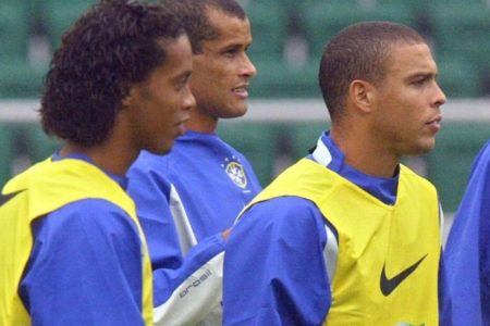 Ronaldo, Rivaldo y Roberto Carlos animan a Ronaldinho, recluído en una cárcel