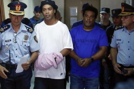 Ronaldinho, una semana arrestado en Paraguay mientras sigue cerca a empresaria