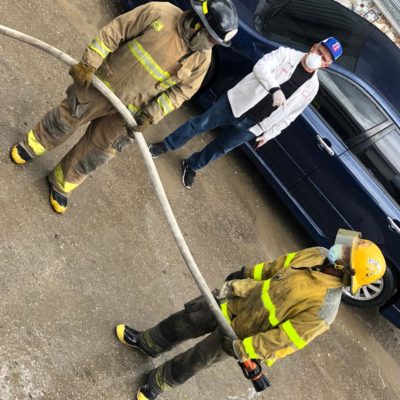 Comerciantes Mercado de Los Mina realizan jornada de limpieza y fumigación contra el Covid-19; iniciativa se hace en conjunto con el Ayuntamiento SDE, Oficina Gestión Senatorial y Bomberos del municipio