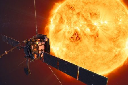 Solar Orbiter, la sonda camino del Sol, cruzará la estela del cometa Atlas