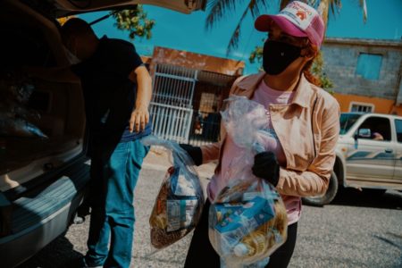 Senadora Cristina Lizardo entrega alimentos a familias de escasos recursos de Santo Domingo