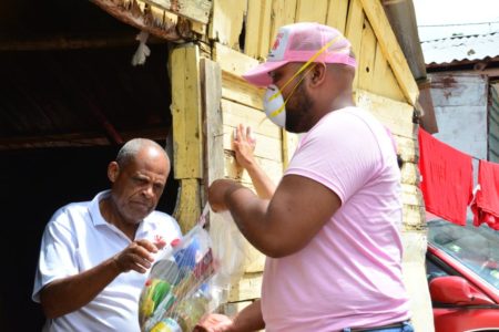 Senadora Cristina Lizardo continúa distribuyendo alimentos en sectores vulnerables