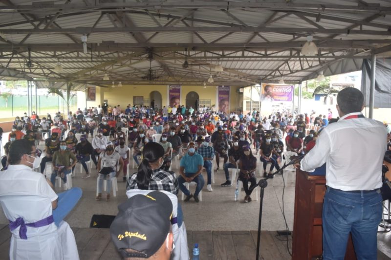 Juventud de Villa Altagracia respaldan a Tommy Galán.