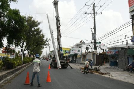 EDE Este informa avería en poste impactado por vehículo provoca interrupción a sectores Sto. Dgo. Este