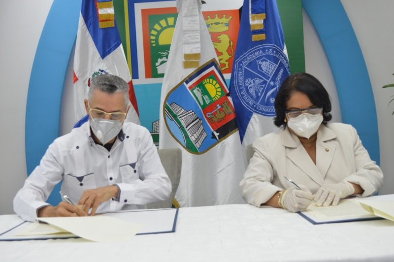 Manuel Jiménez y Emma Polanco suscriben convenio para establecer extensión UASD en SDE