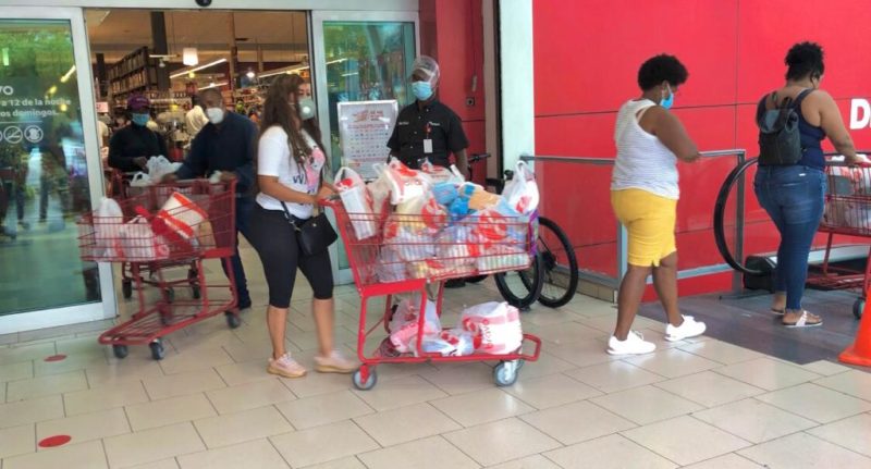 Ciudadanos abarrotan supermercados ante llegada de Isaías